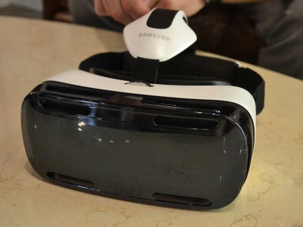 Samsung Introduces VR Headset Powered by Facebook's Oculus Rift